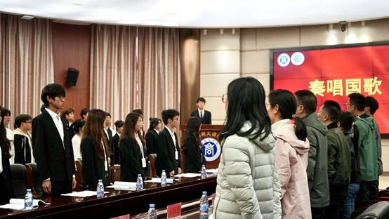 一群人在房间里站着穿西装中度可信度描述已自动生成